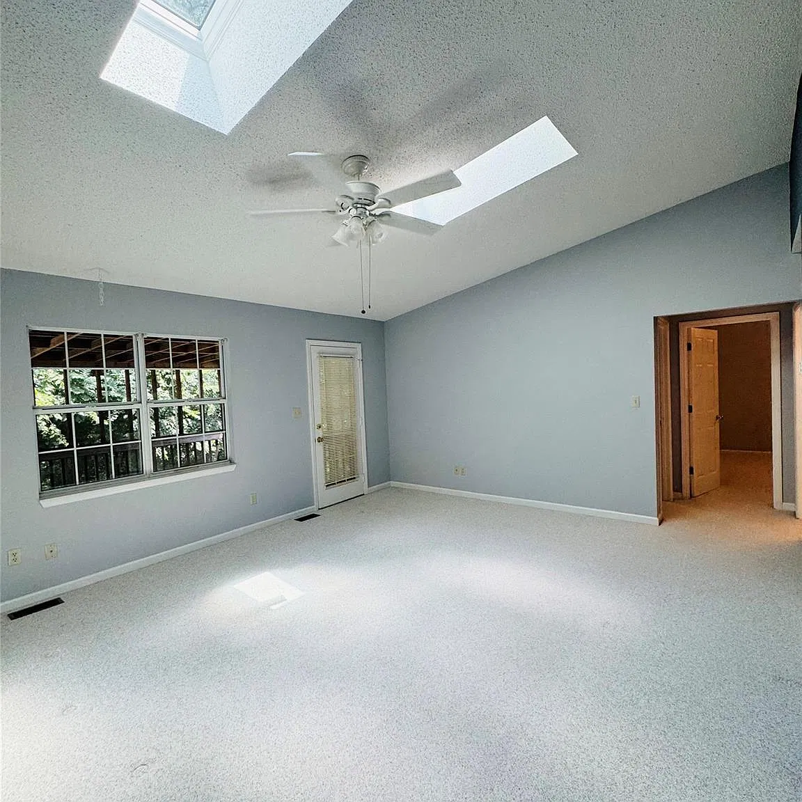 3 bed, 2.0 bath, 1220 sqft, $1,950 — Photo 2