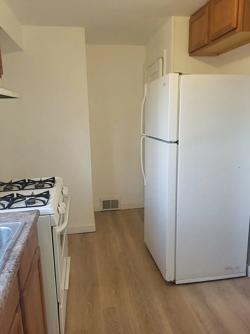 Solid 3 Bed, 1 Bath Home - Quiet Street, Off-Street Parking - Available Now! — Photo 4