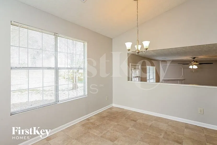 3 bed, 2.5 bath, 1386 sqft, $2,045 — Photo 4