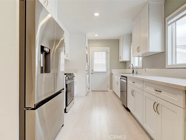 10935 Nassau Ave — Photo 9