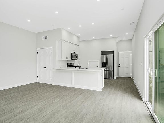 3rd image of 1064 11th St #18155241