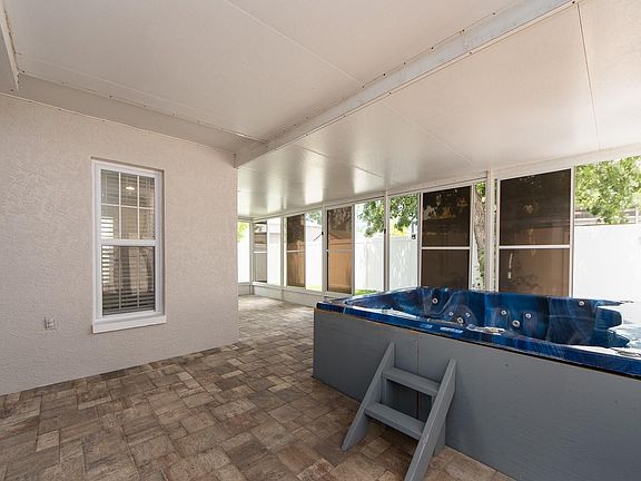 HUGE Florida room with Hot Tub and wired for cable TV