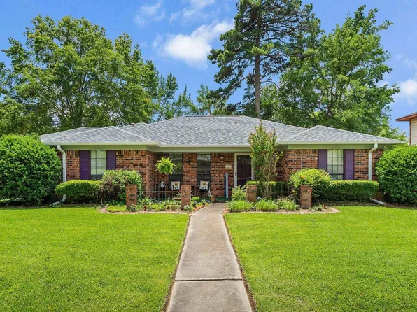 201 Larkspur Ln, Wake Village, TX 75501