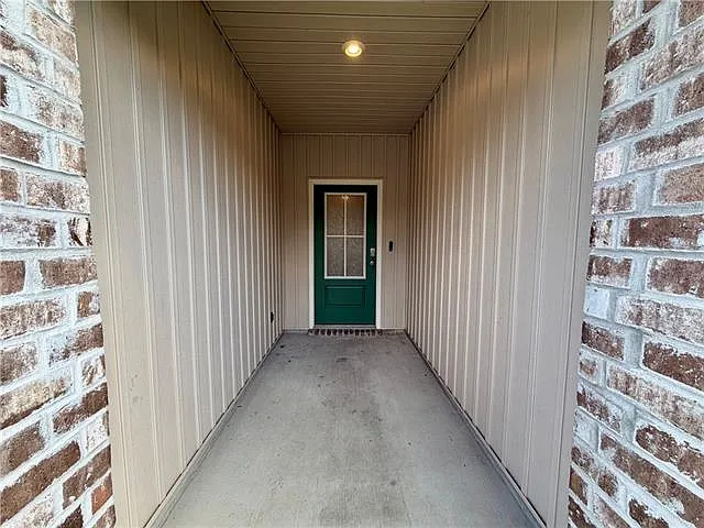 4 bed, 2.0 bath, 2079 sqft, $2,400 — Photo 2