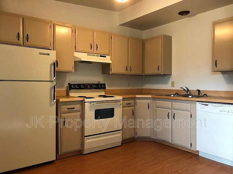 2 bed, 1.0 bath, $1,050 — Photo 3