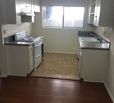 4th image of 2831 Montrose Ave APT 4