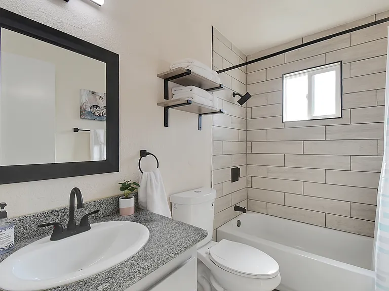 1104 F St #4 — Photo 3