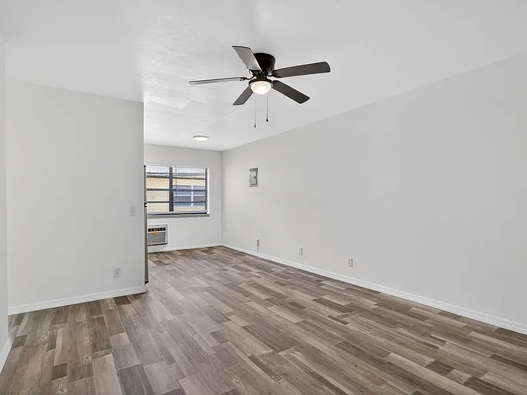 2275 NE 12th St #13 — Photo 4