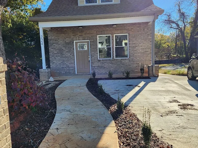 224 Grace St — Photo 2