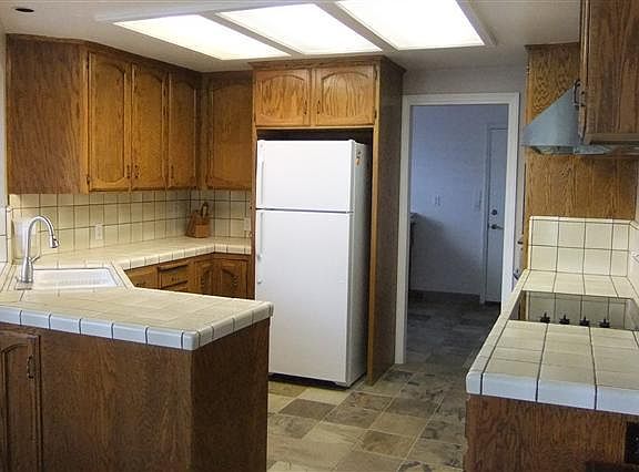5th image of 904 E Foxhill Dr