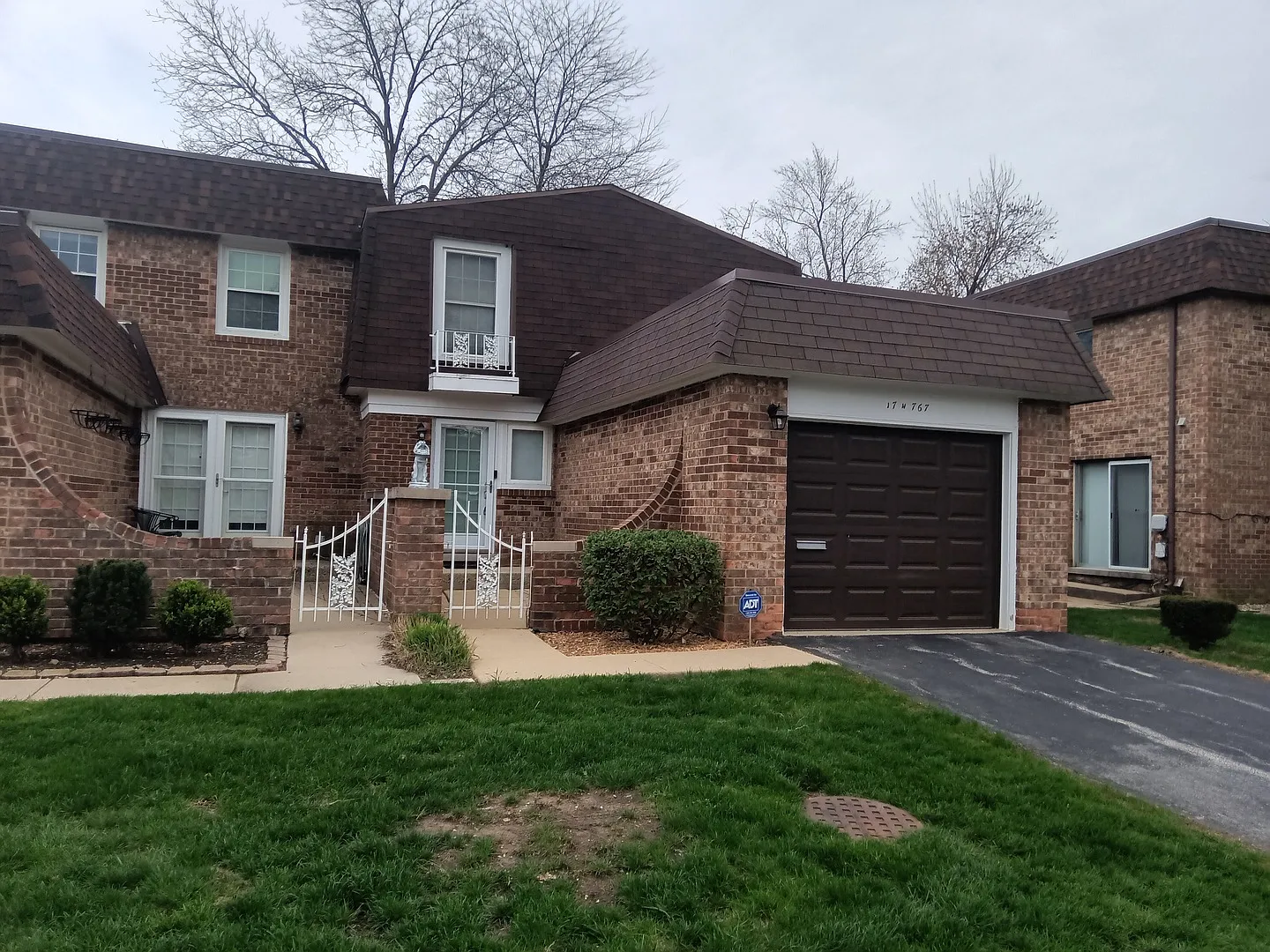 17W767 Lowell Ln photo 1