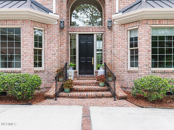 3rd image of 3547 St James Drive SE