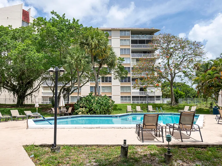 6911 Environ Blvd #8G — Photo 25