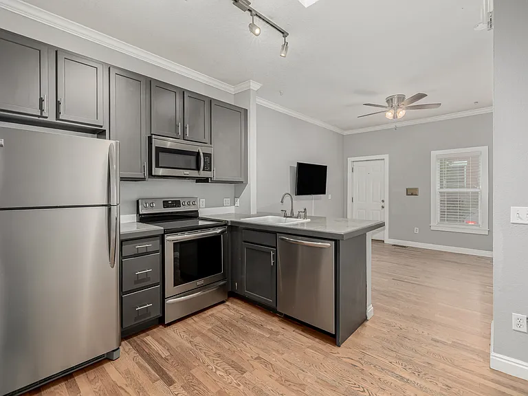 2482 W Argyle Pl — Photo 10