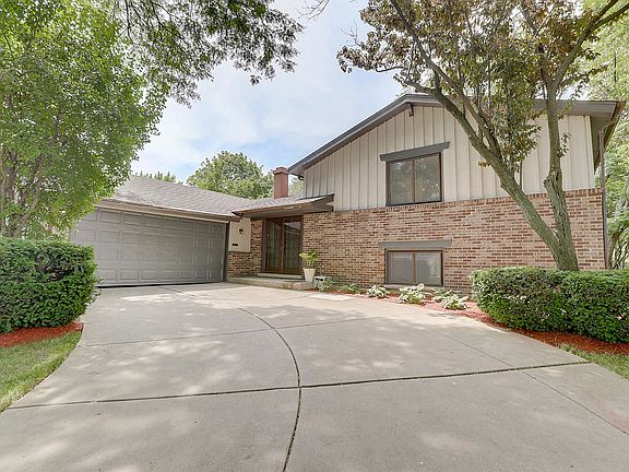 3rd image of 204 E Hackberry Dr