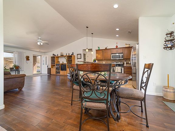 5th image of 303 Carriage Hills Ct