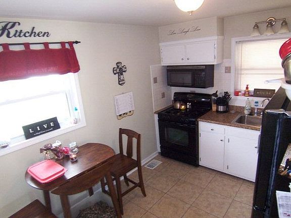 3rd image of 225 Tennyson Dr