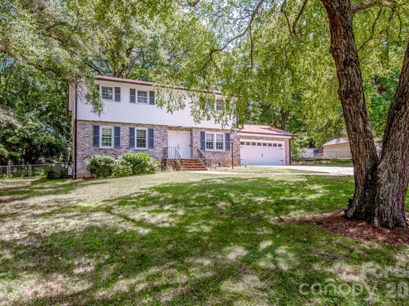 734 Willow Ln, Harrisburg, NC 28075