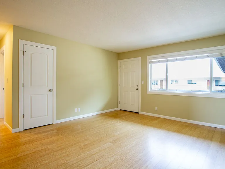 Get 1 Month FREE! Top-Floor 2-Bedroom with Bamboo Flooring + Off-Street Parking! — Photo 4