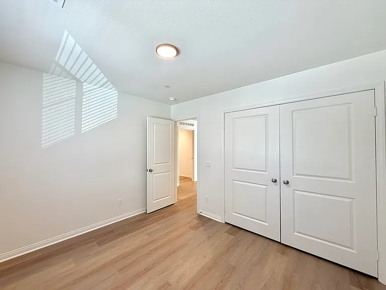 176 N Sutter Ave — Photo 4