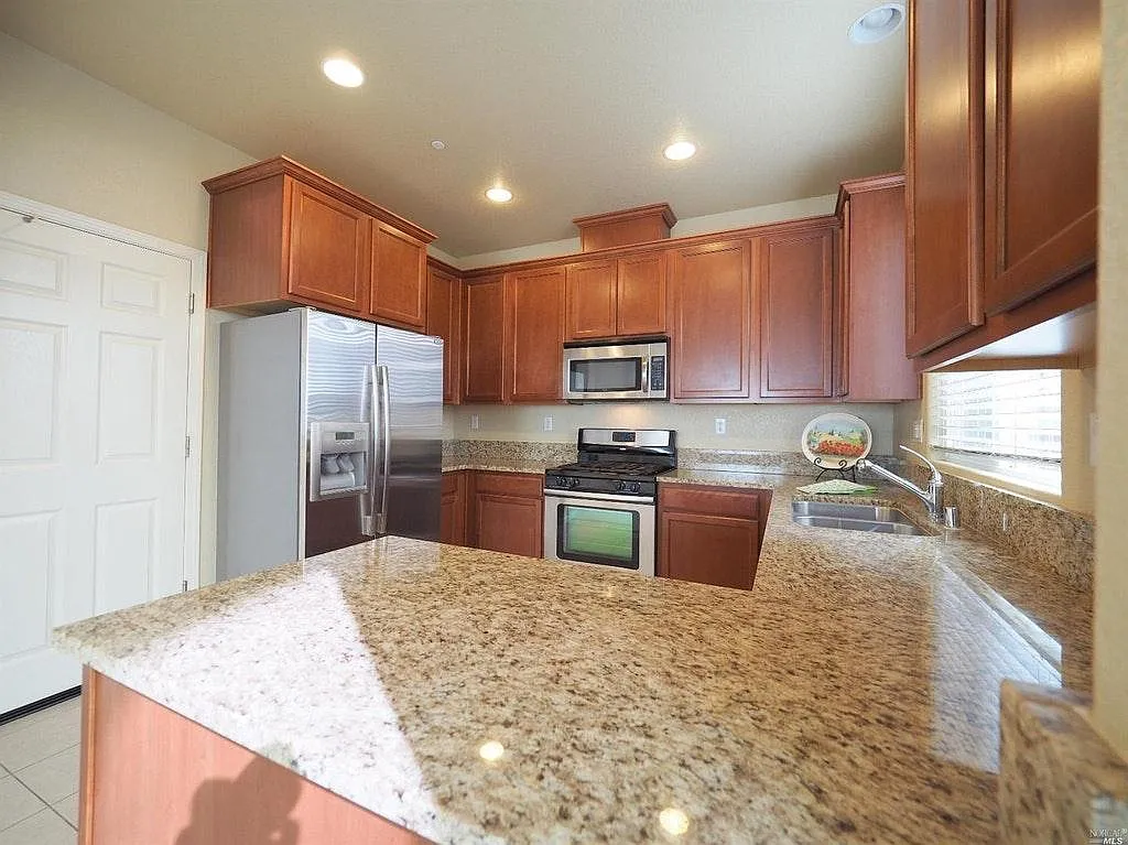 3 bed, 2.5 bath, 1663 sqft, $2,900 — Photo 3