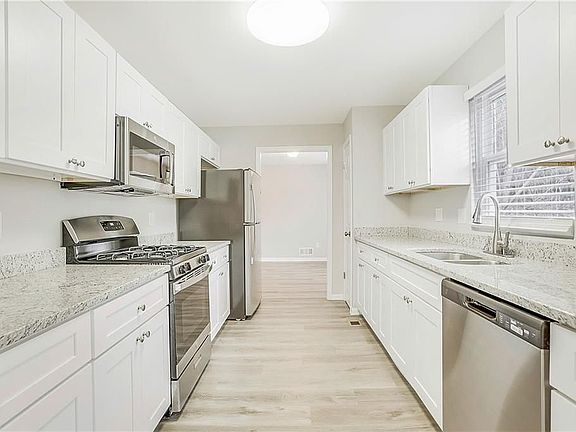 5th image of 9895 Riverwood Ct