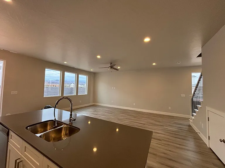 1085 S 4380 W — Photo 6