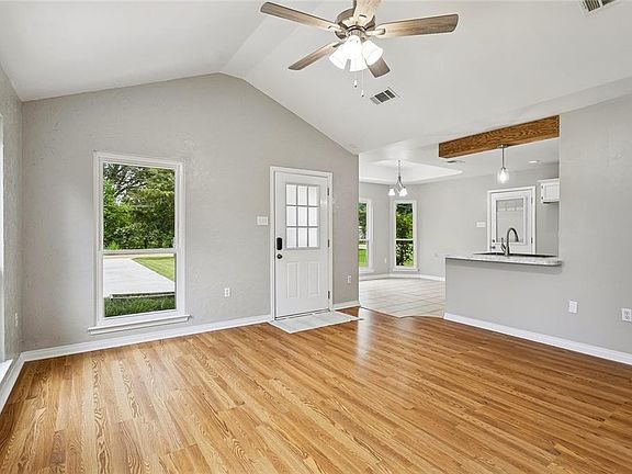4th image of 136 Vista St