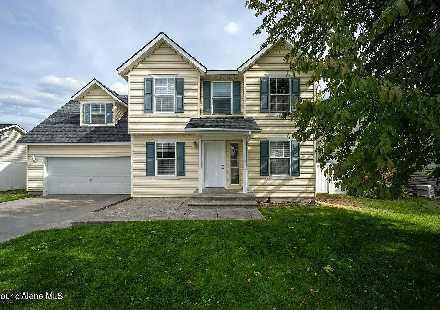 Home in Stoddard Park! — Photo 1