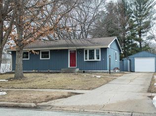 1012 Cedar River Dr, Waverly, IA 50677