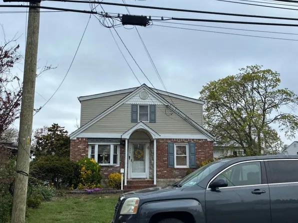349 Neptune Ave, West Babylon, NY 11704