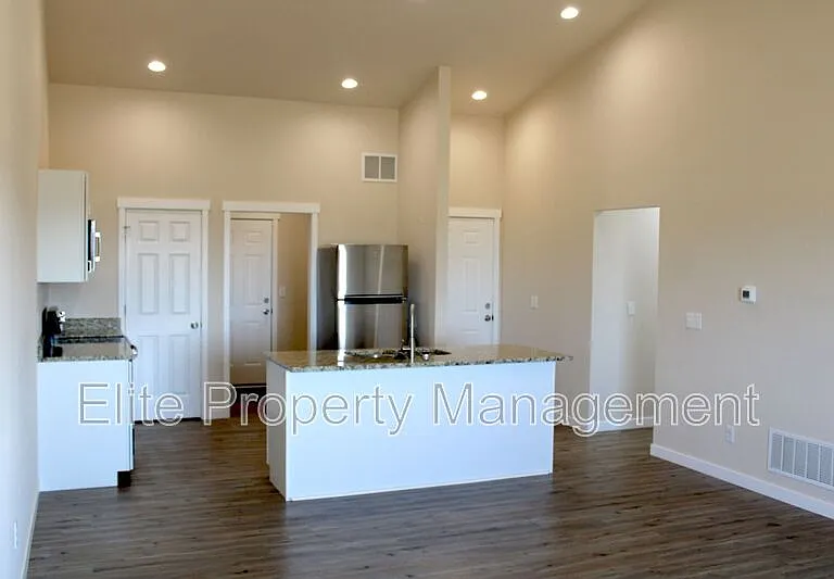 318 W Coral Dr — Photo 6