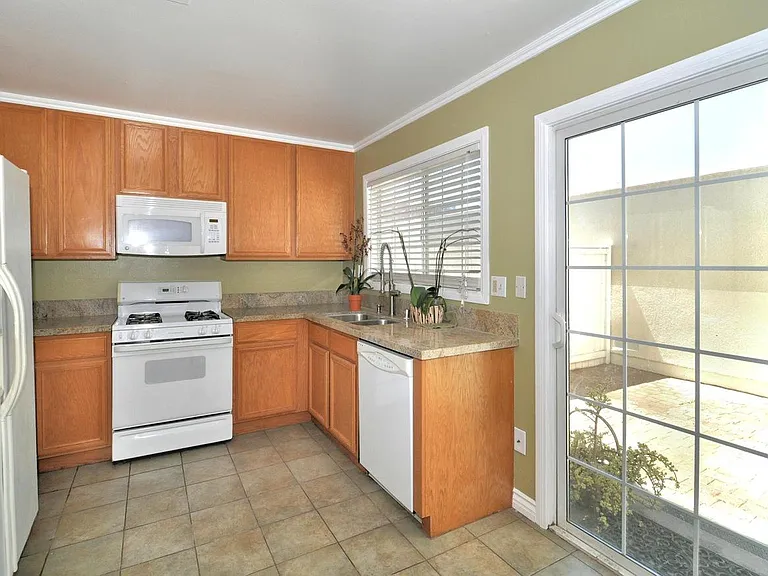 19200 Hamlin St #4 — Photo 9