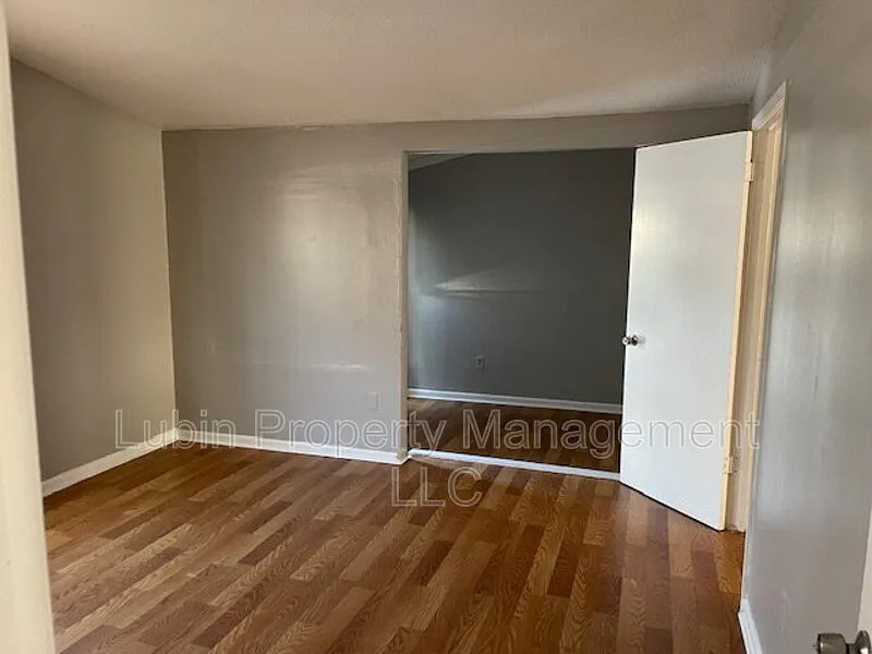 3 bed, 1.0 bath, 980 sqft, $1,099 — Photo 3
