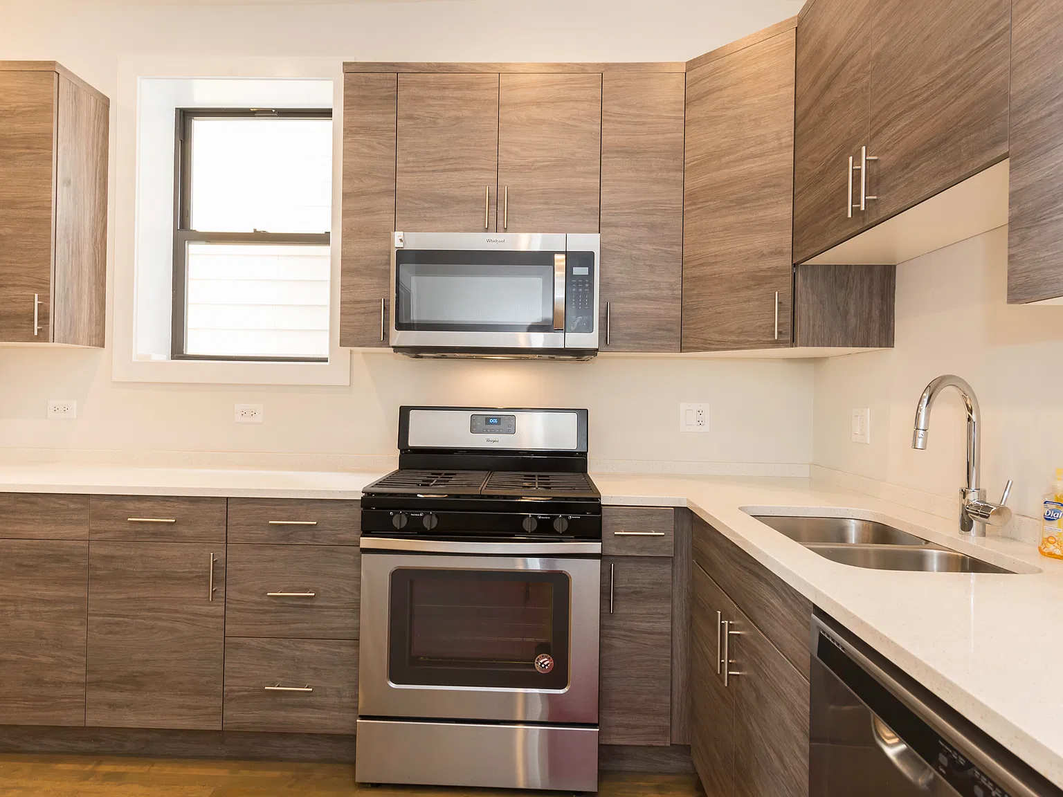 4 bed, 2500 sqft, $3,600 — Photo 3