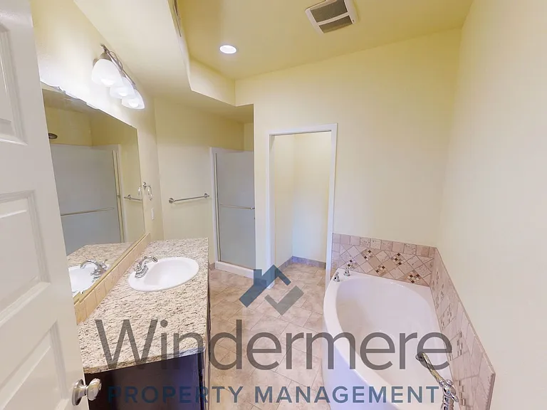 808 NE Bunky Ln — Photo 20