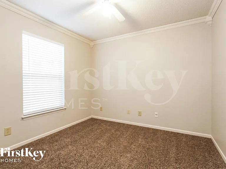 744 Thornwood Ln — Photo 11