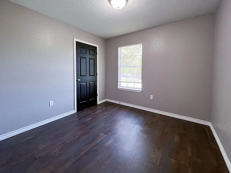213 N Ave E — Photo 16