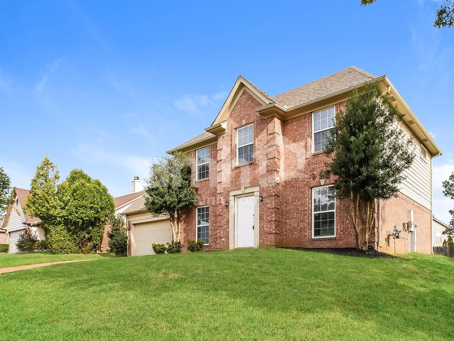 3 bed, 2.5 bath, 1905 sqft, $2,080 — Photo 2