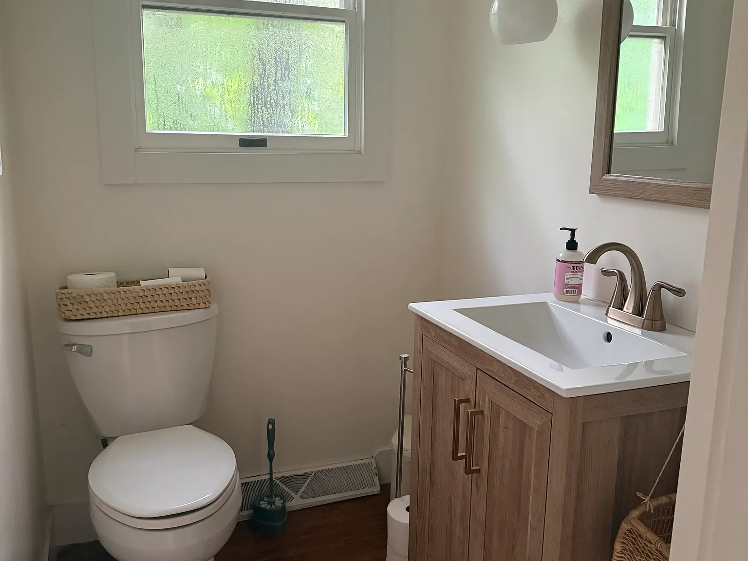 4 bed, 2.5 bath, 2800 sqft, $1,350 — Photo 2