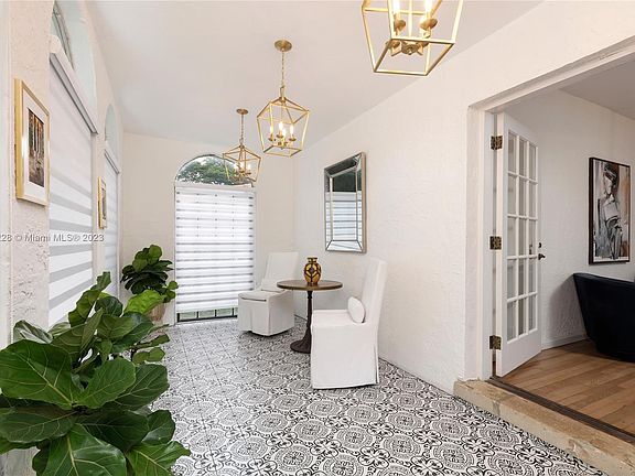 2nd image of 2806 Columbus Blvd