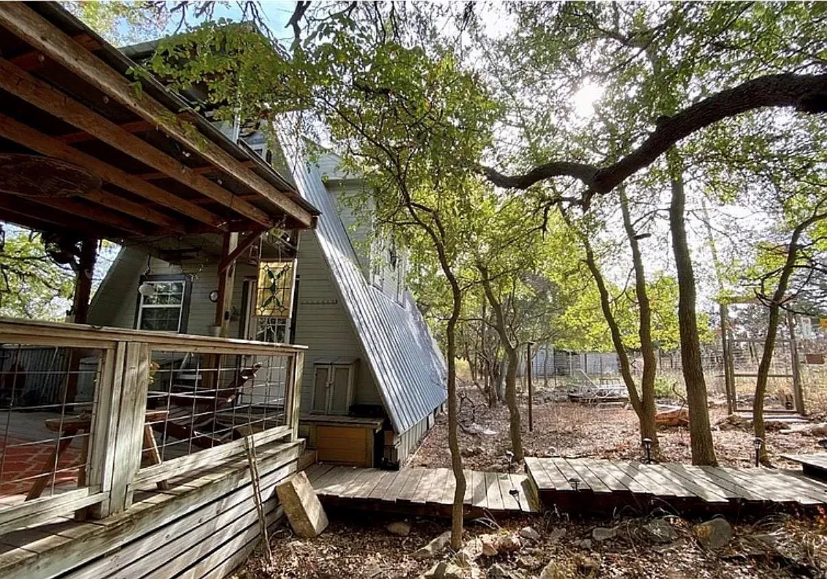 2 bed, 1.5 bath, 1621 sqft, $1,900 — Photo 1