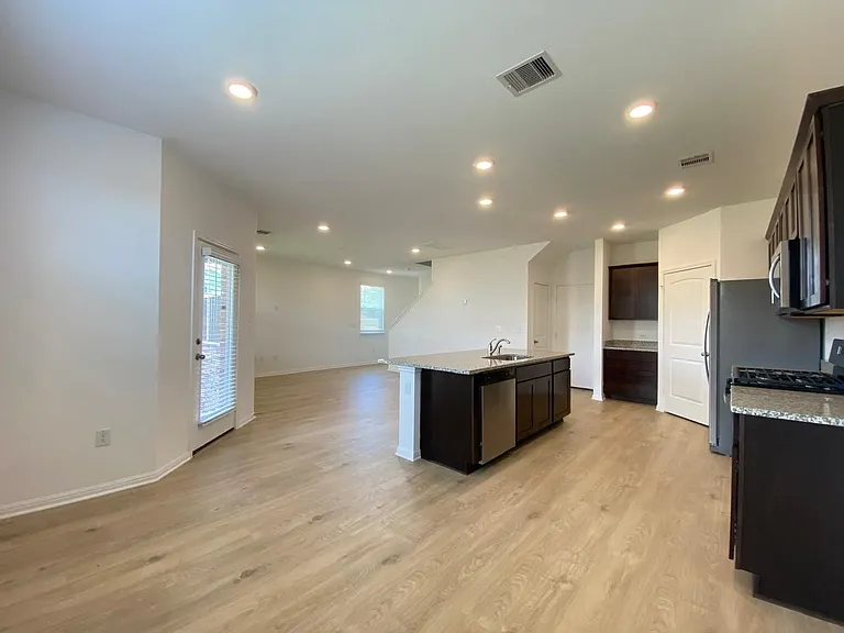241 Saide St — Photo 8
