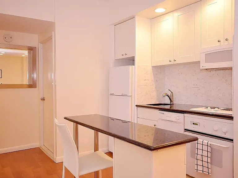 150 W 51st St #1709 — Photo 7