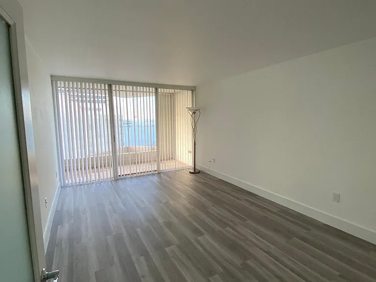555 NE 15th St #33E — Photo 6