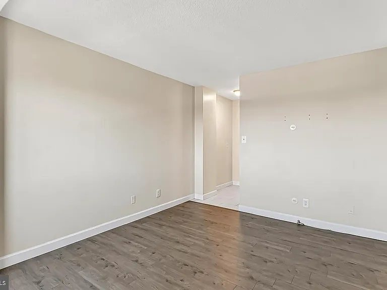 501 Slaters Ln #513 — Photo 4
