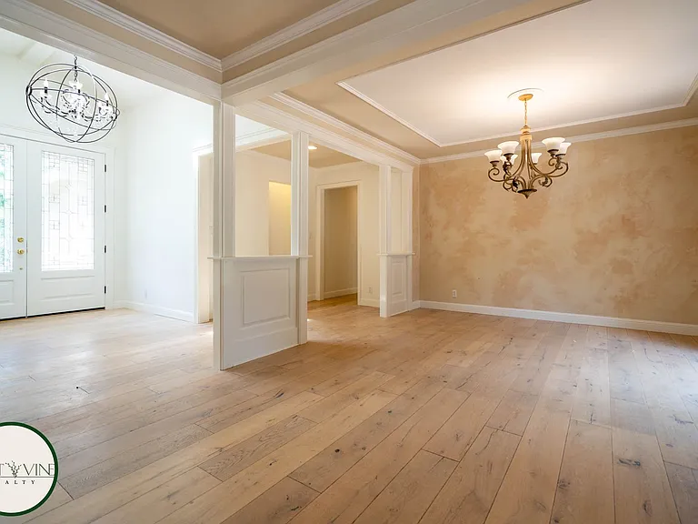 1492 Walbrook Dr — Photo 3