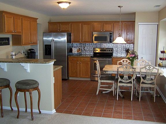 Updated Eat-In Kitchen w/Breakfast Bar