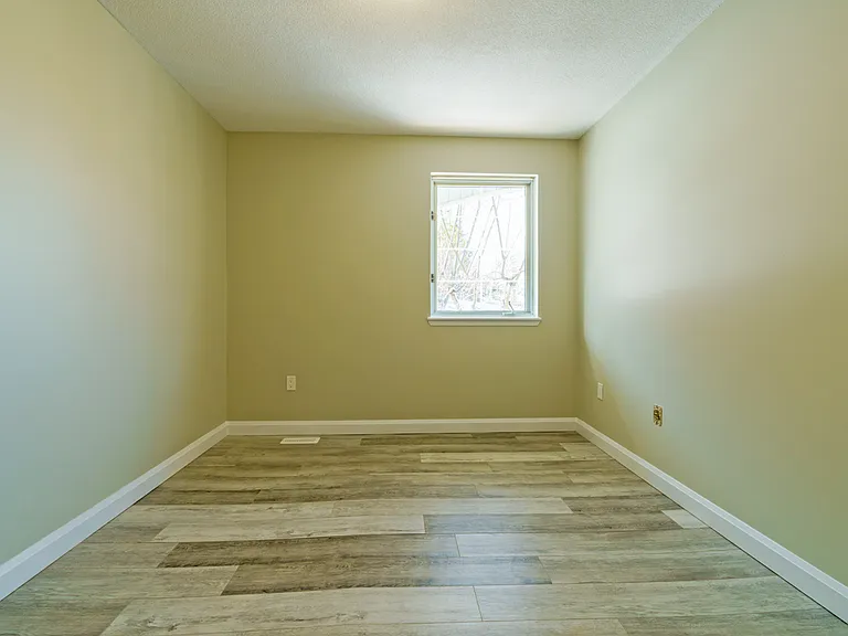 889 Chestnut Cres — Photo 17