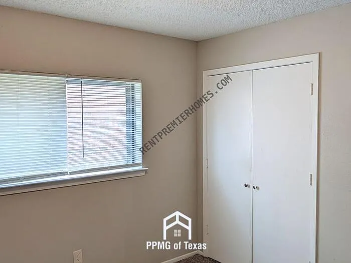 6912 Westglen Dr — Photo 3